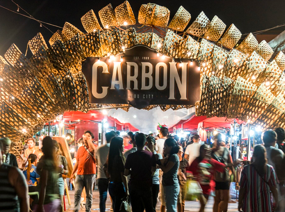 Gabhion nga talan-awon sa Carbon Market nga puno sa mga bisita ug suga sa merkado