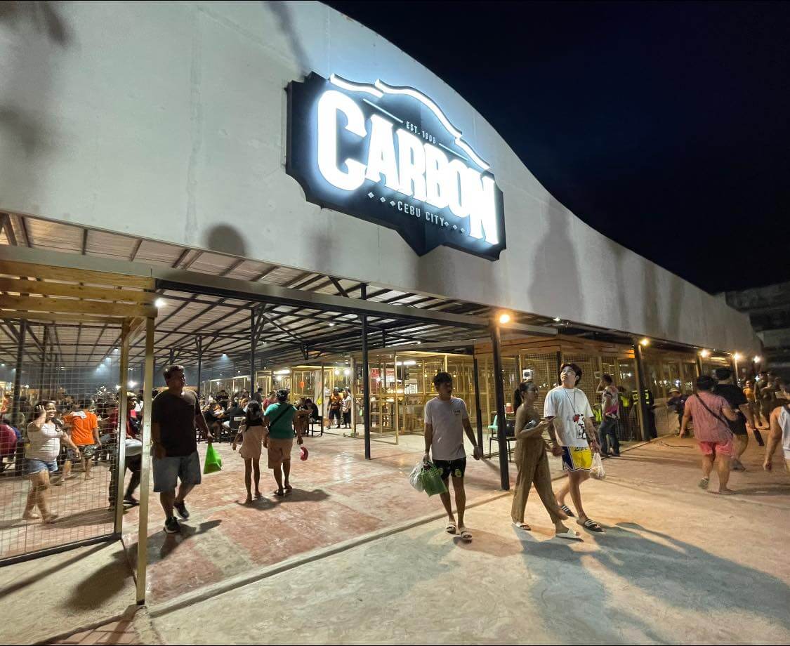 Carbon Market sa gabii nga adunay mga stall ug tawo