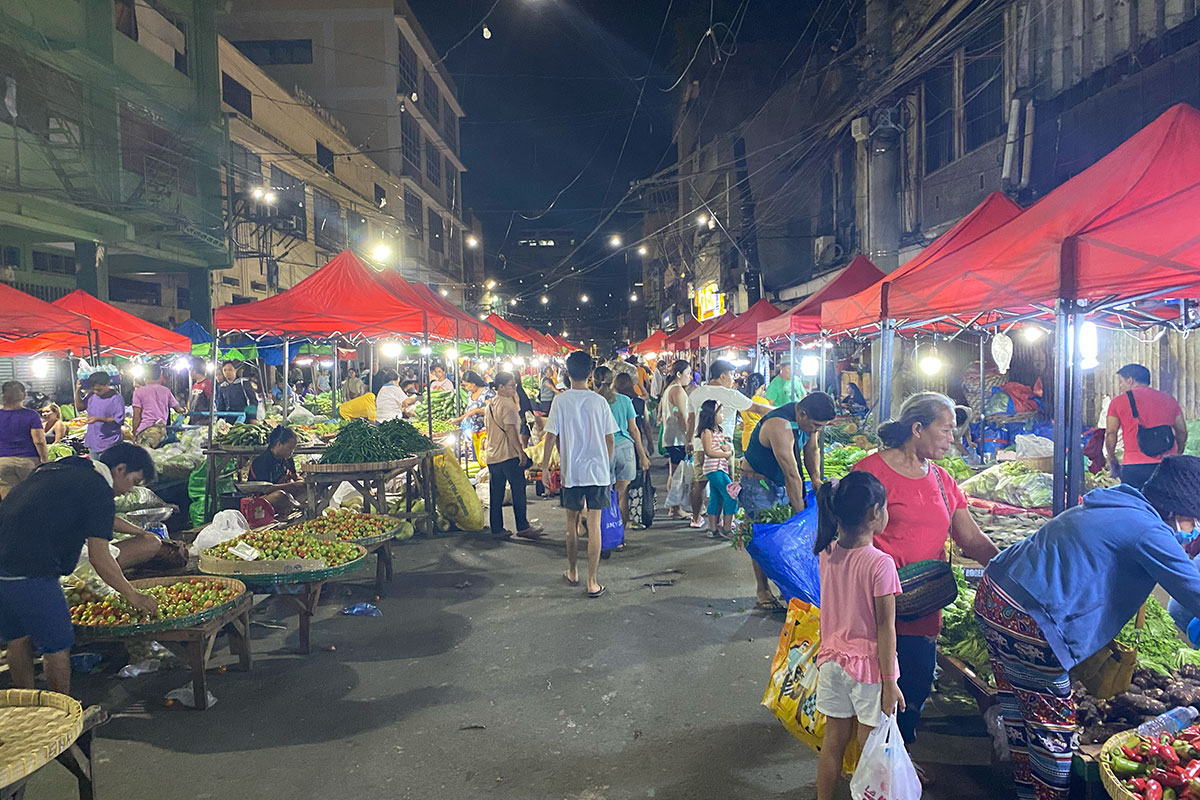 Mga tindahan sa Carbon Market nga adunay prutas, utan ug gabii nga suga